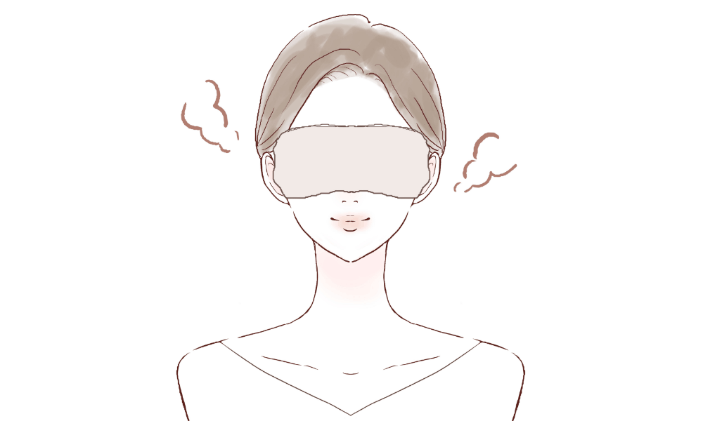 ホットタオルで目元をあたためる