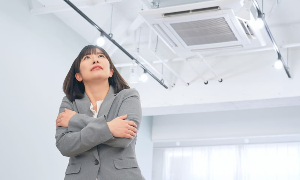 冷房で寒い女性