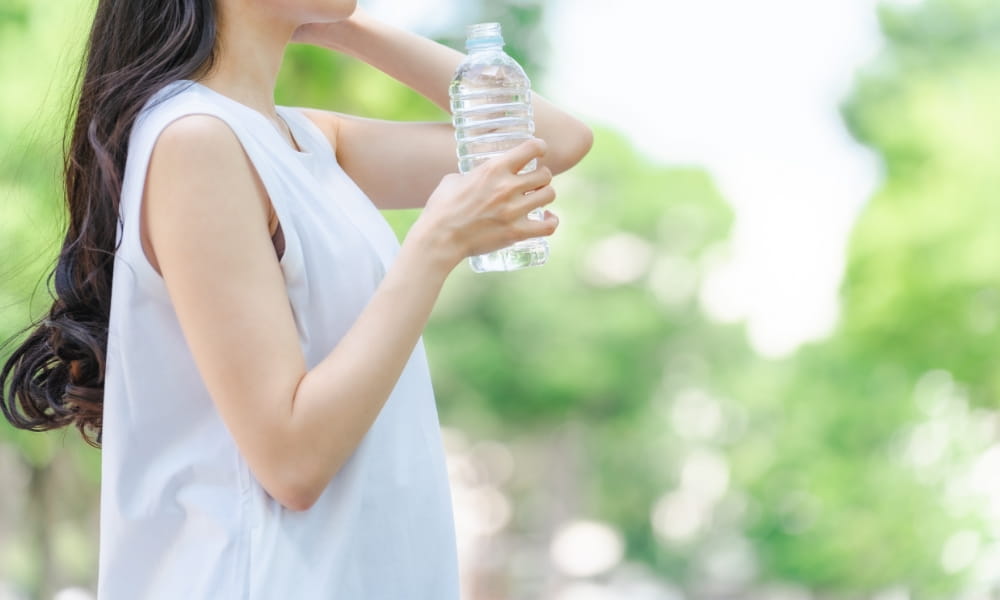 こまめに水分補給をする女性